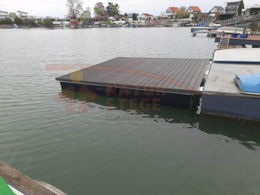 E.08. Módulo de muelle flotante 4m x 4m con revestimiento compuesto