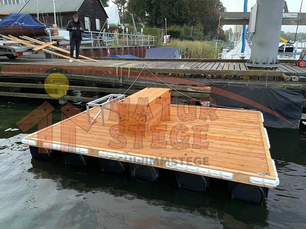 D.06. Módulo de muelle flotante 4m x 3m con cubierta de madera y caja de madera